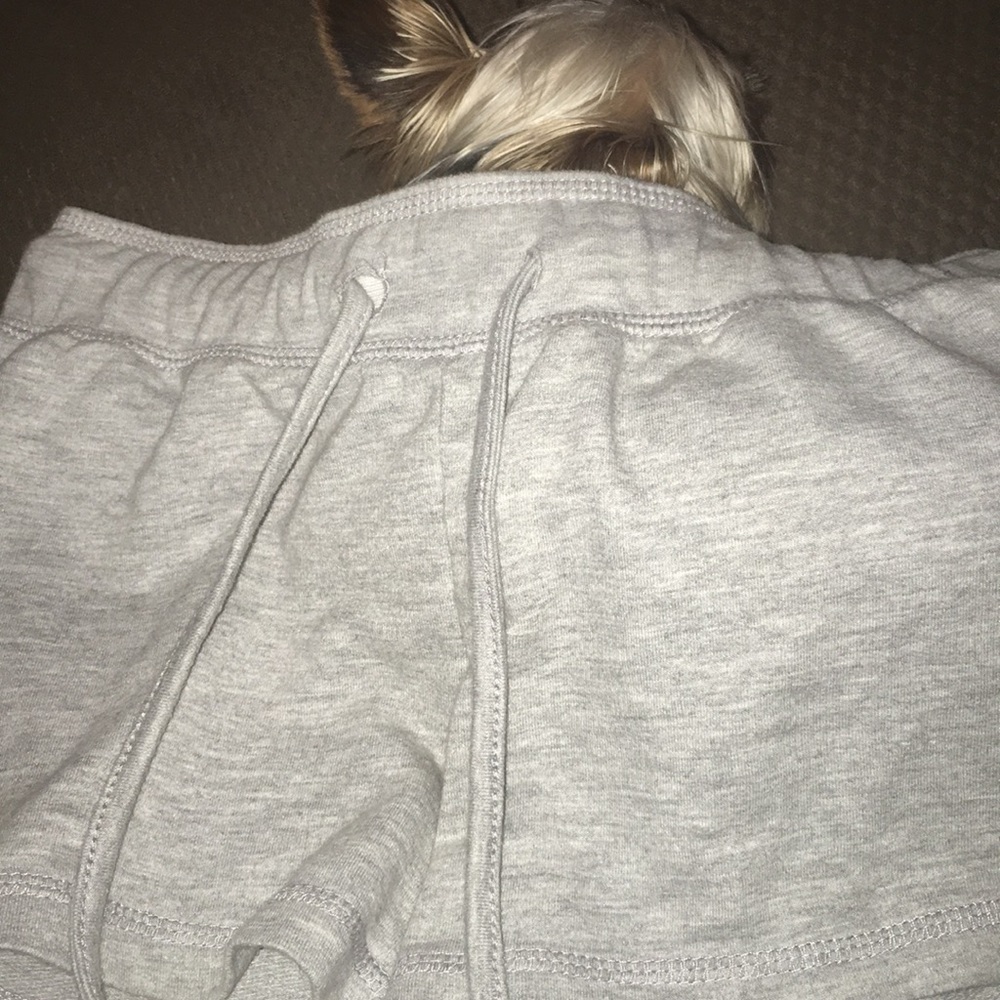 grey shorts
